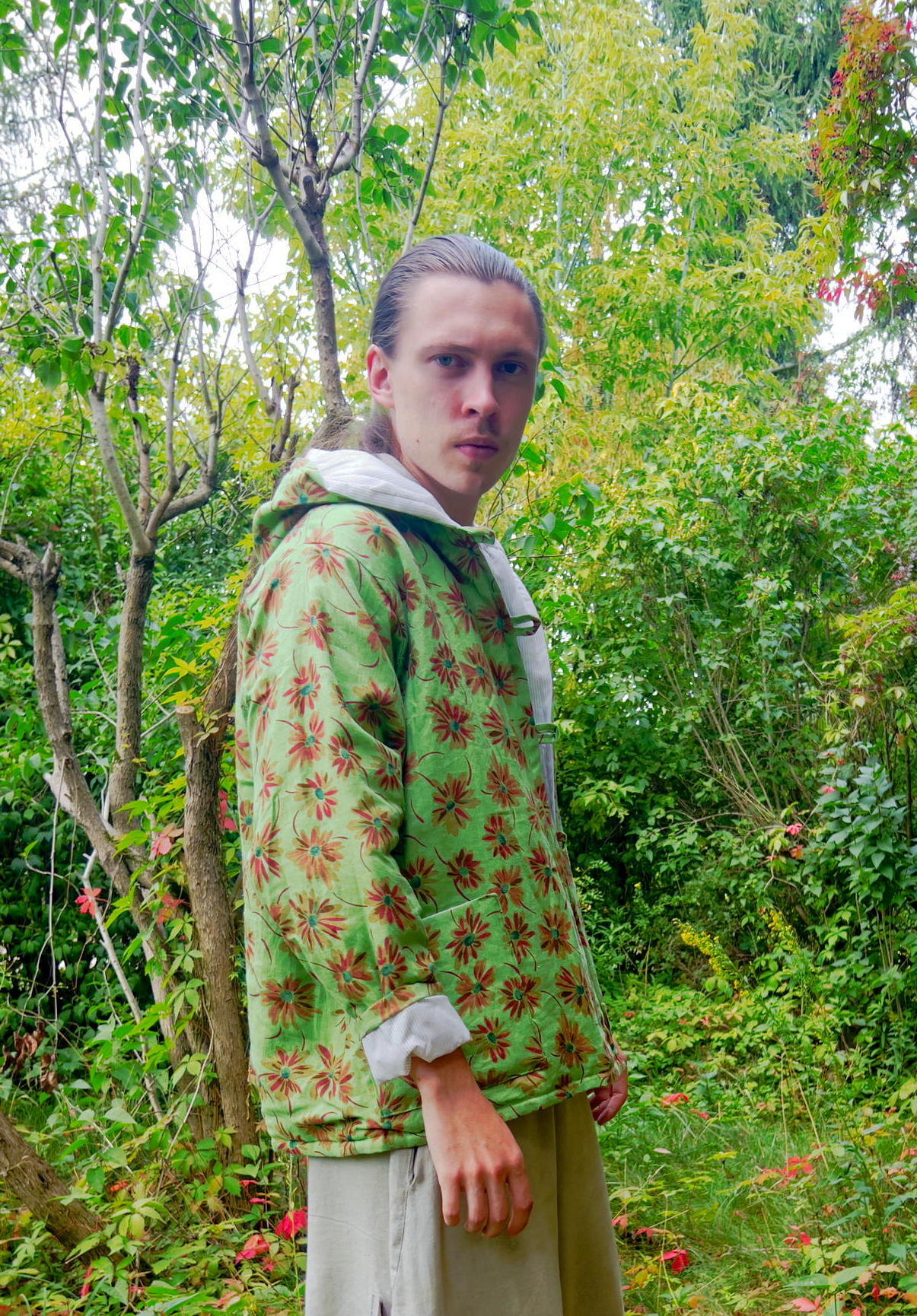 Kurtka - kufajka lniana z kapturem ocieplana - zielona w kwiaty – Soie Star - obrazek 2