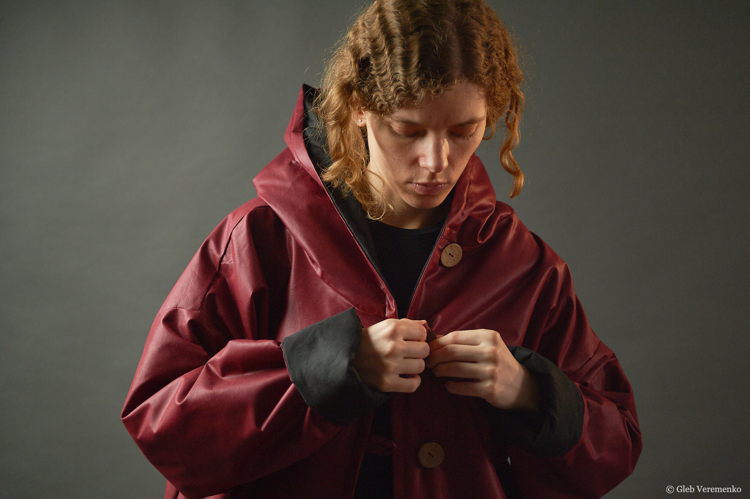 Płaszcz długi impregnowany na podszewce z kapturem lekko ocieplany – Soie Star - obrazek 4