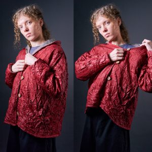 Ocieplana kurtka czerwona plisowana/gnieciona z kapturem