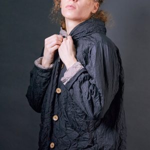 Czarna ocieplana kurtka plisowana/gnieciona z kapturem