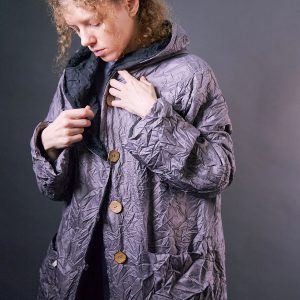 Płaszcz ocieplany plisowany/gnieciony z kapturem