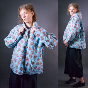 Kurtka - kufajka lniana z kapturem ocieplana - w kolorze turkusowym w kwiaty ze lnu – Soie Star