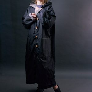 Płaszcz czarny z kapturem i podszewką w kratę - Soie Star