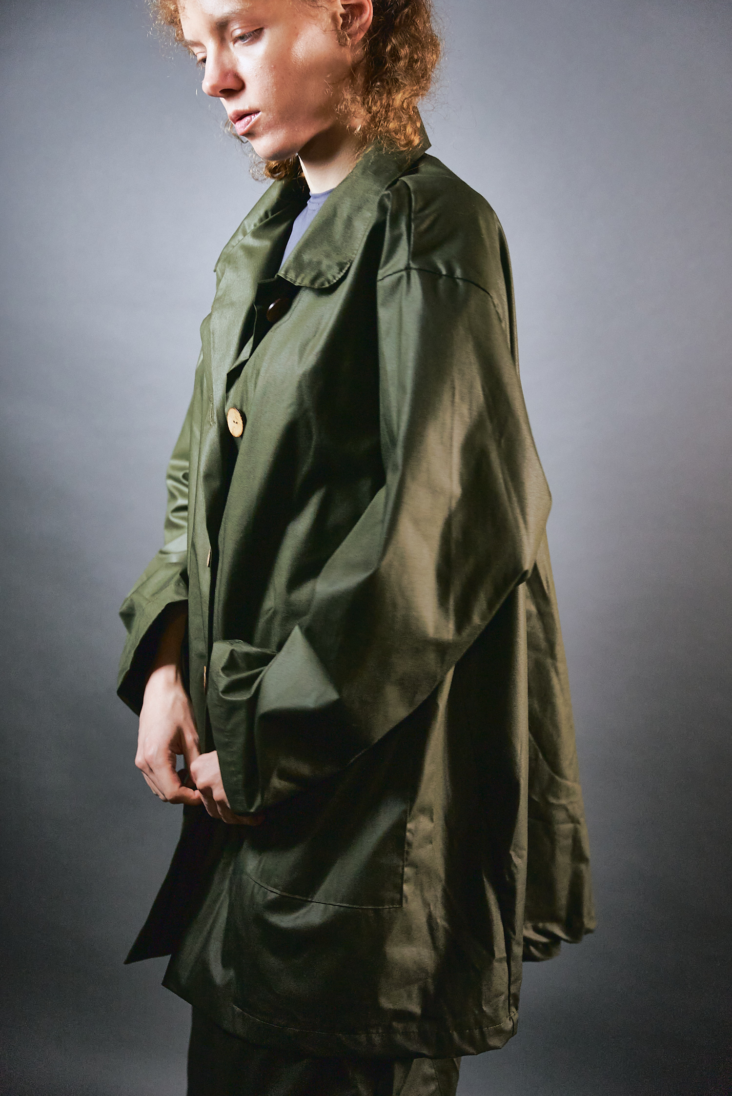 Długi żakiet zielony z falbanką z powlekanej bawełny - Soie Star - obrazek 2