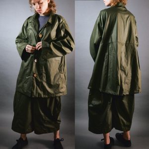 Długi żakiet zielony z zakładkami z powlekanej bawełny - Soie Star