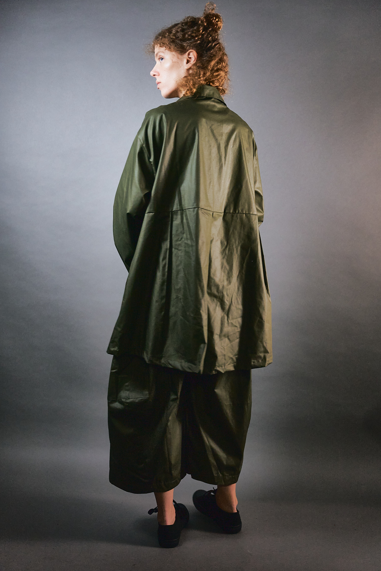 Długi żakiet zielony z falbanką z powlekanej bawełny - Soie Star - obrazek 3