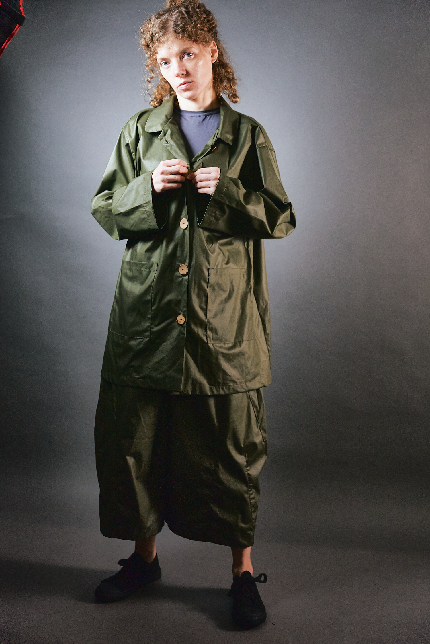 Długi żakiet zielony z falbanką z powlekanej bawełny - Soie Star - obrazek 4