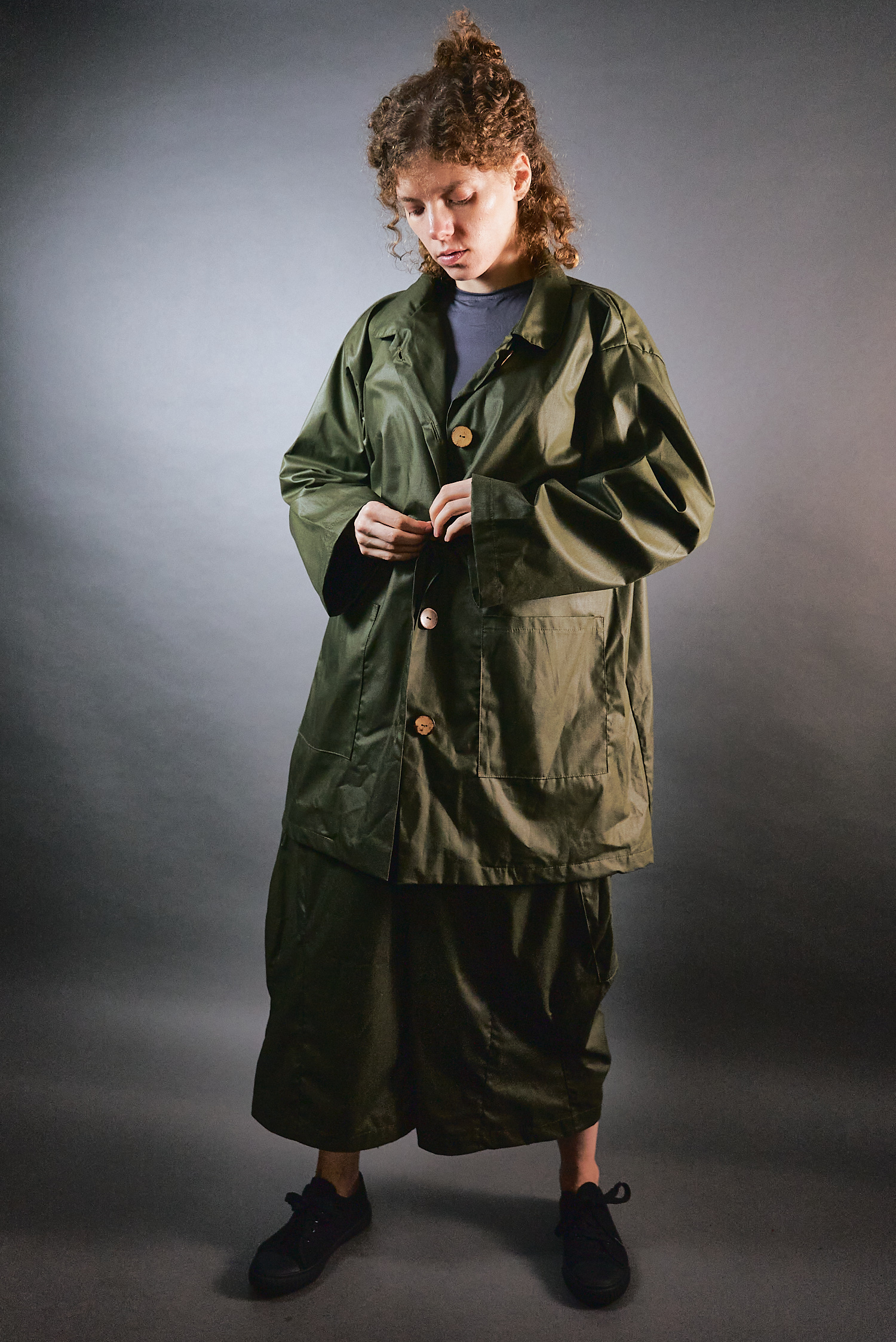 Długi żakiet zielony z falbanką z powlekanej bawełny - Soie Star - obrazek 5