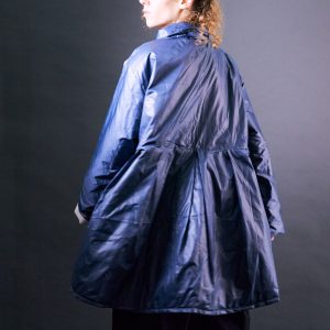 Krótki płaszczyk nabłyszczany ocieplany niebieski - Soie Star