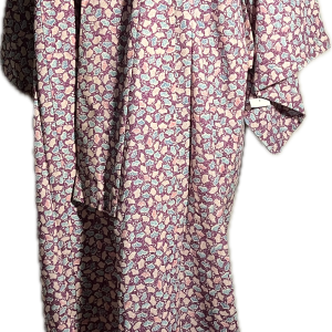 Długie kimono japońskie z bawełnianym wykończeniem - fioletowe kwiaty. – vintage -